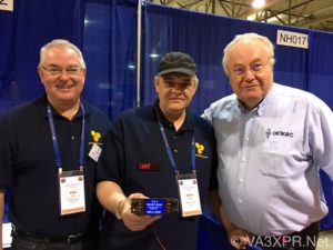 Il Wireless Holdings team mostra il DV4mobile al Dayton Hamvention 2016. Partendo da sinistra, Uli Altvader, AG0X, Presidente della Wireless Holdings, Torsten Schultze, DG1HT, Ingegnere capo e sviluppatore Wireless Holdings e Kurt Baumann, OE1KBC